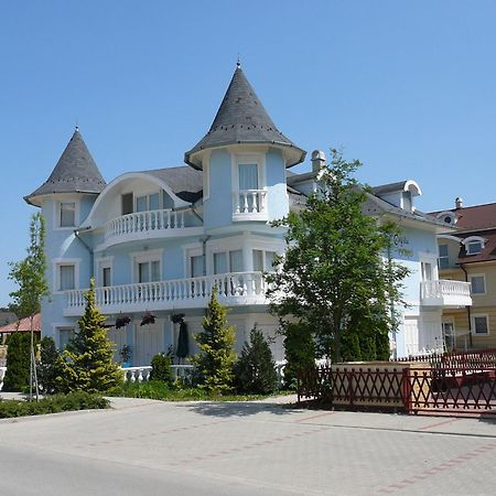 Crystal Es Susanne Panzio Bed & Breakfast Siofok Ngoại thất bức ảnh