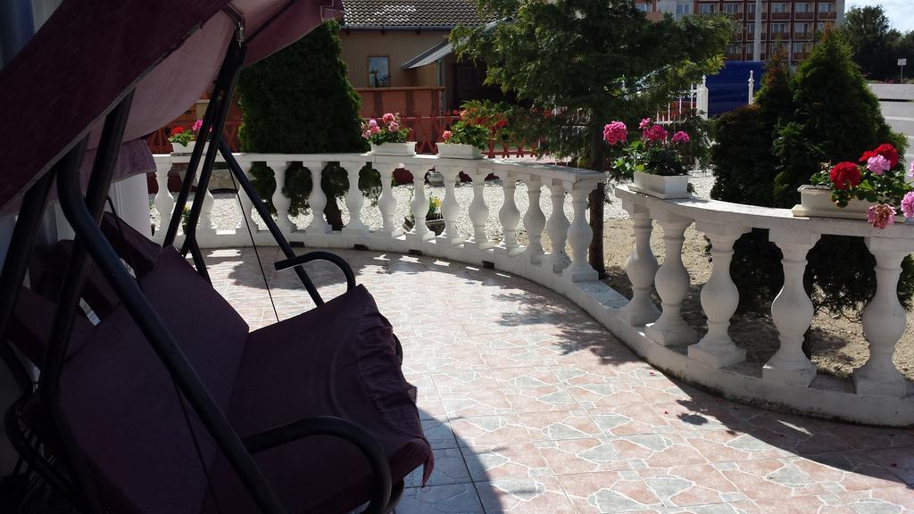 Crystal Es Susanne Panzio Bed & Breakfast Siofok Ngoại thất bức ảnh