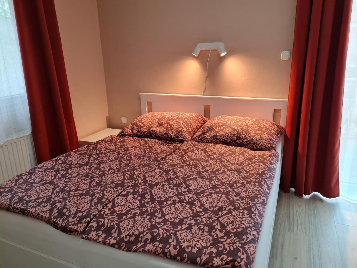 Crystal Es Susanne Panzio Bed & Breakfast Siofok Ngoại thất bức ảnh