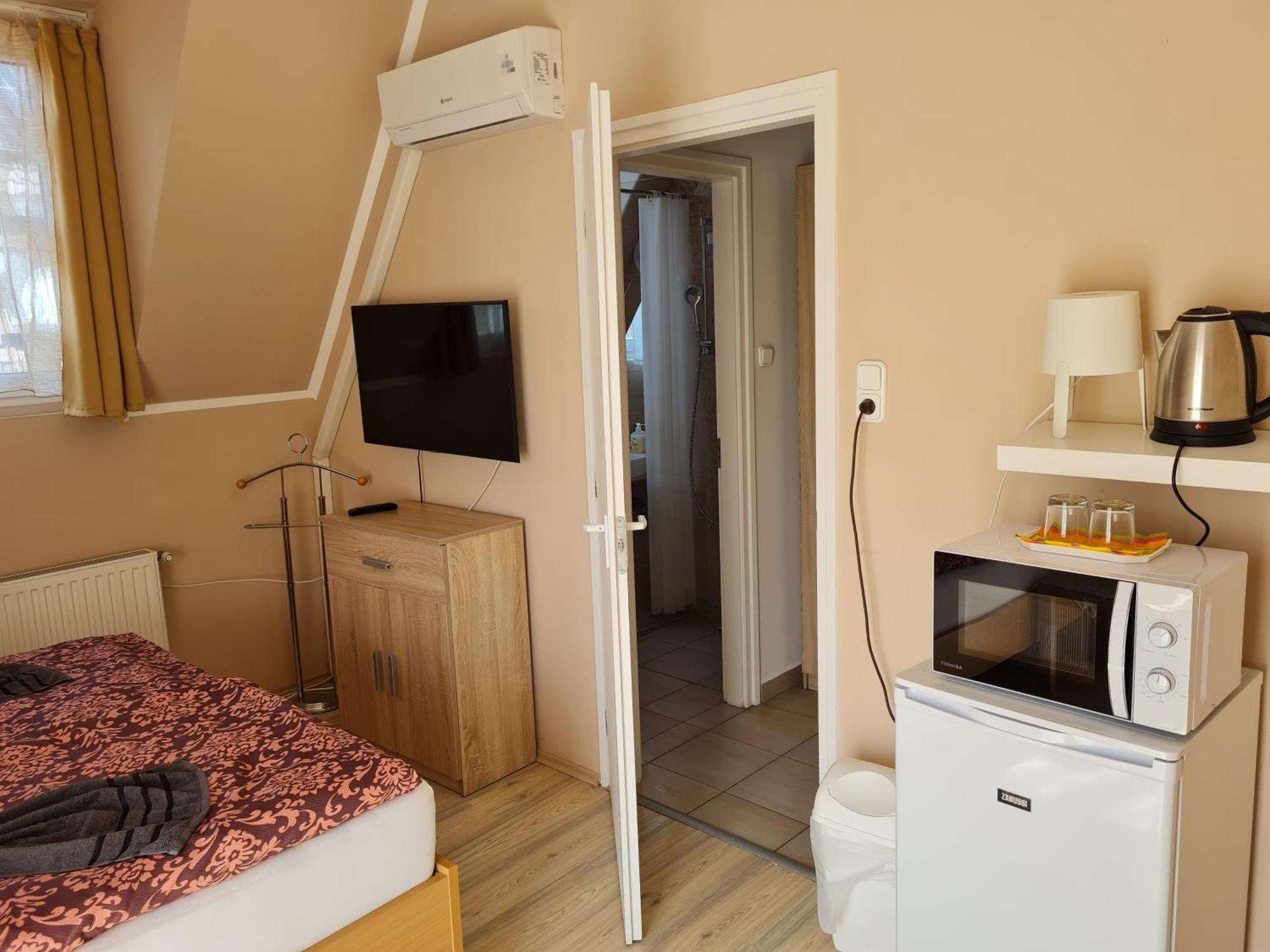 Crystal Es Susanne Panzio Bed & Breakfast Siofok Ngoại thất bức ảnh