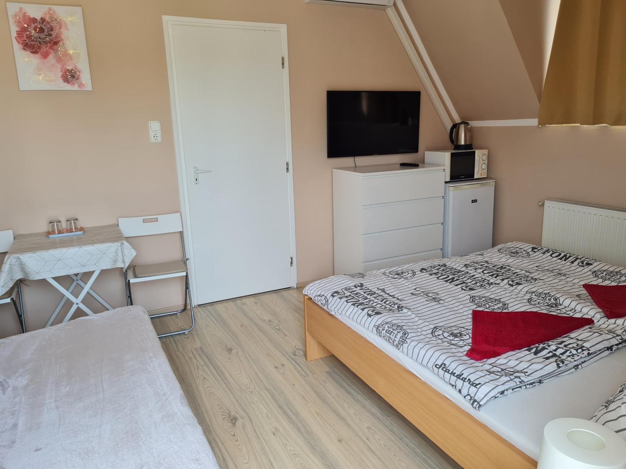 Crystal Es Susanne Panzio Bed & Breakfast Siofok Ngoại thất bức ảnh