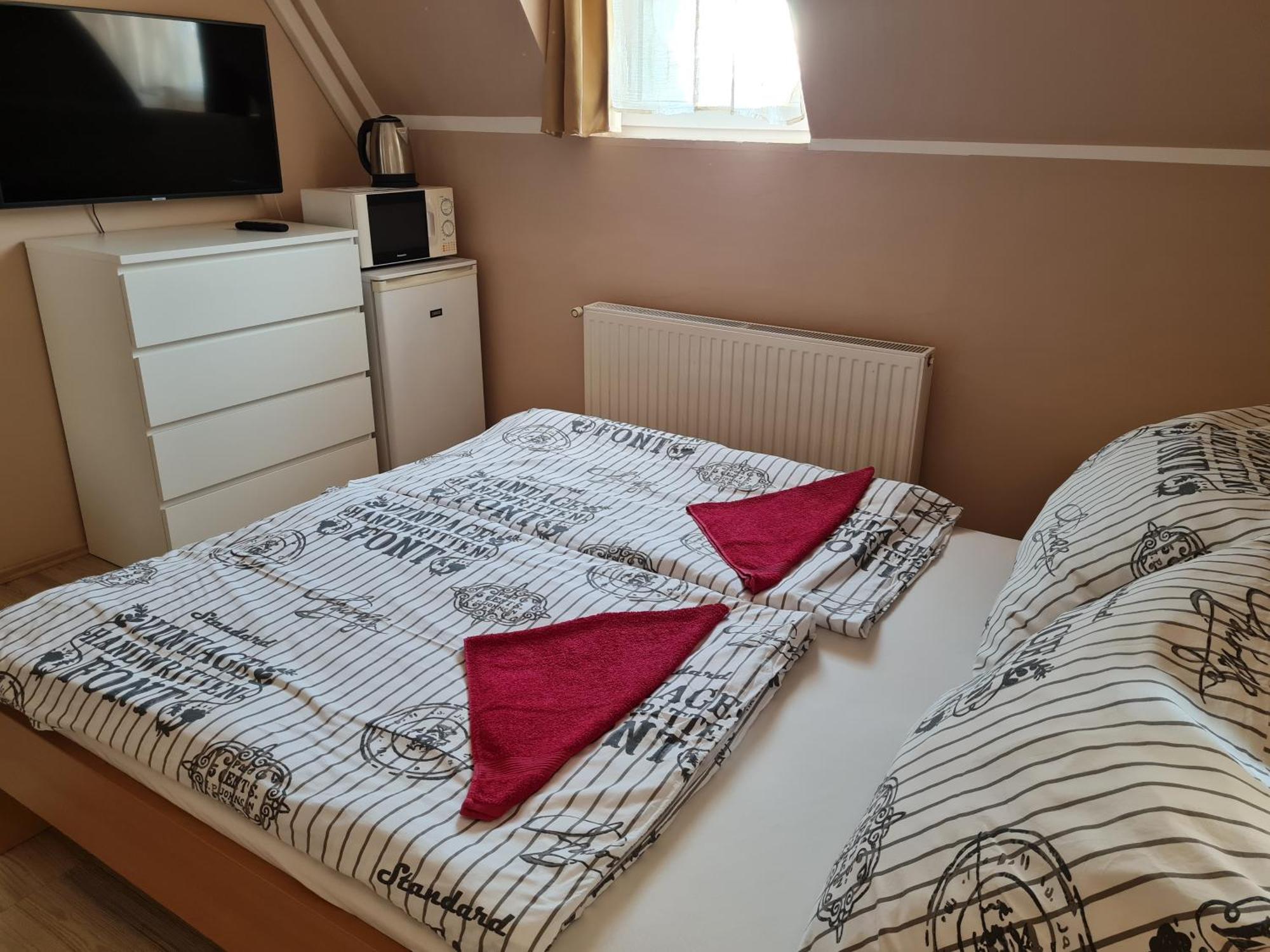 Crystal Es Susanne Panzio Bed & Breakfast Siofok Ngoại thất bức ảnh