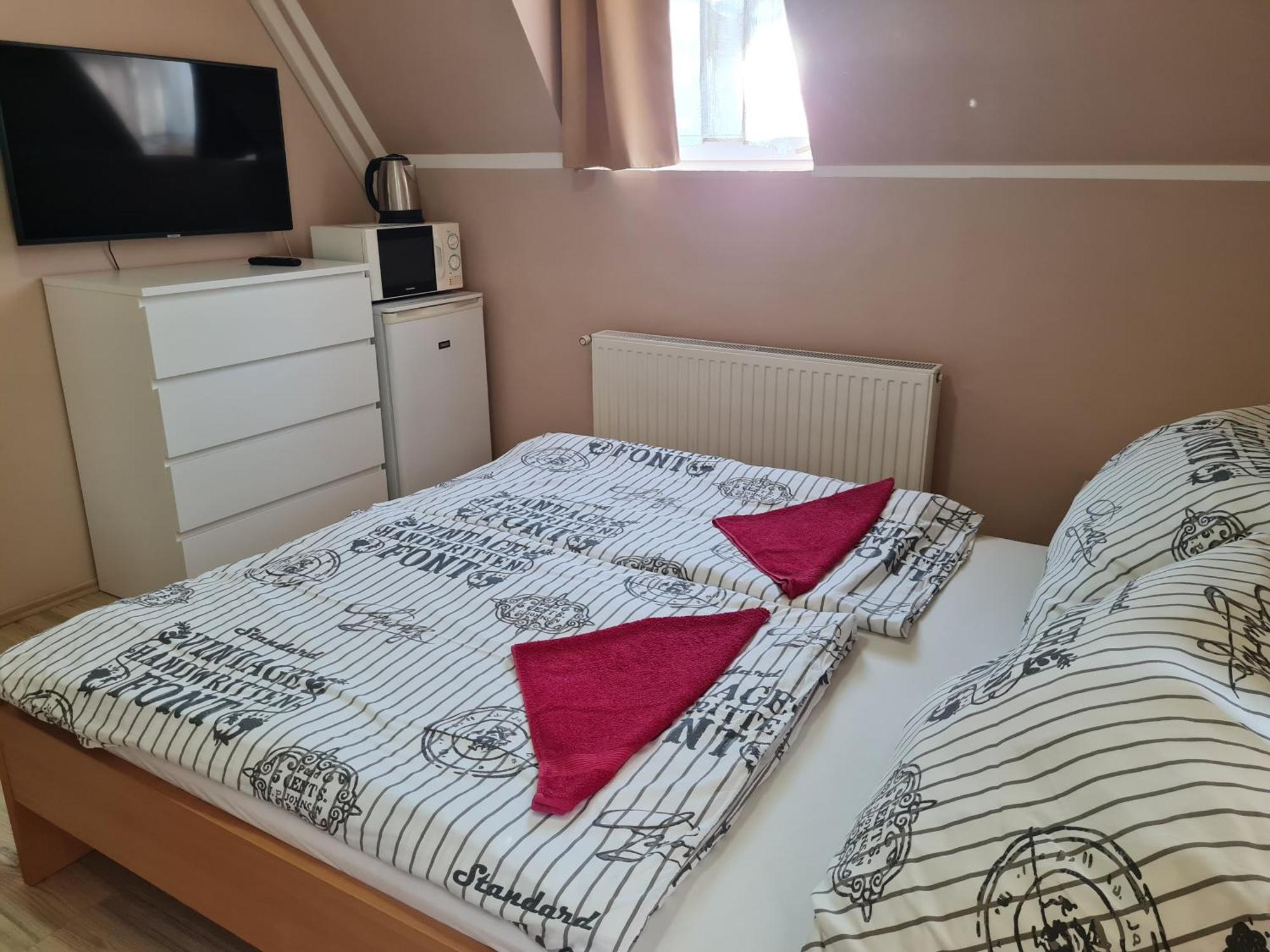Crystal Es Susanne Panzio Bed & Breakfast Siofok Ngoại thất bức ảnh