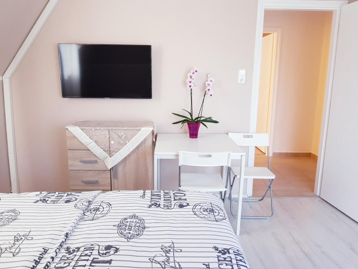 Crystal Es Susanne Panzio Bed & Breakfast Siofok Ngoại thất bức ảnh